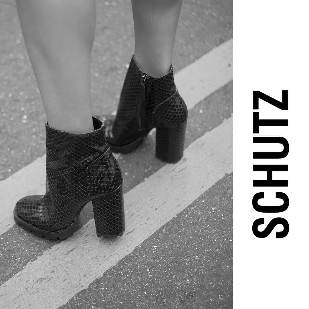 のインスタグラム：「Boots season is here 🖤 #schutzfall」