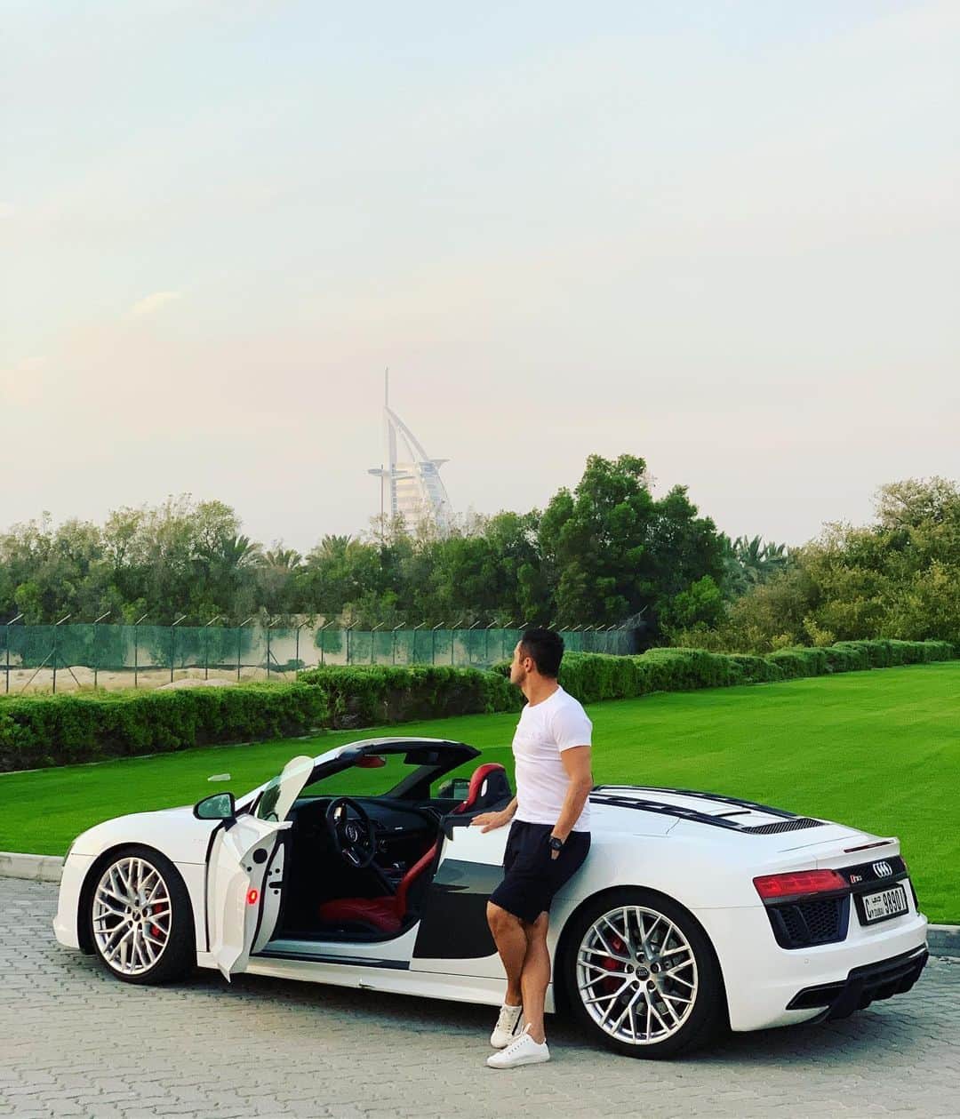 アレッサンドロ・ローザ・ヴィエイラのインスタグラム：「Mais uma passagem por essa cidade fantástica #Dubai #MyDubai !Obrigado aos parceiros de sempre @fivepalmjumeirah #Hotel @dbluxurycars #Carros e até a próxima! #Meusóaroupadocorpo」