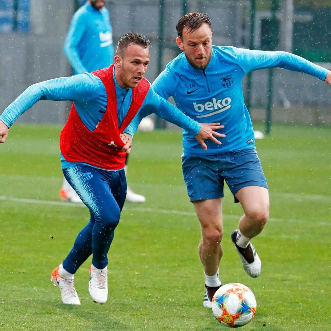 イヴァン・ラキティッチさんのインスタグラム写真 - (イヴァン・ラキティッチInstagram)「Último entrenamiento del año, con un solo objetivo para mañana: GANAR 💪🏼💪🏼 Lo daremos todo en Sevilla para poder levantar la Copa del Rey y terminar la temporada de la mejor manera posible #TotsUnits #ForçaBarça 🔵🔴 Last training session of the season focused on tomorrow’s objective: WINNING 💪🏼💪🏼 We will do our best in Sevilla to lift the Copa del Rey trophy. Finishing the season in the best possible way #TotsUnits #ForçaBarça 🔵🔴」5月25日 4時29分 - ivanrakitic