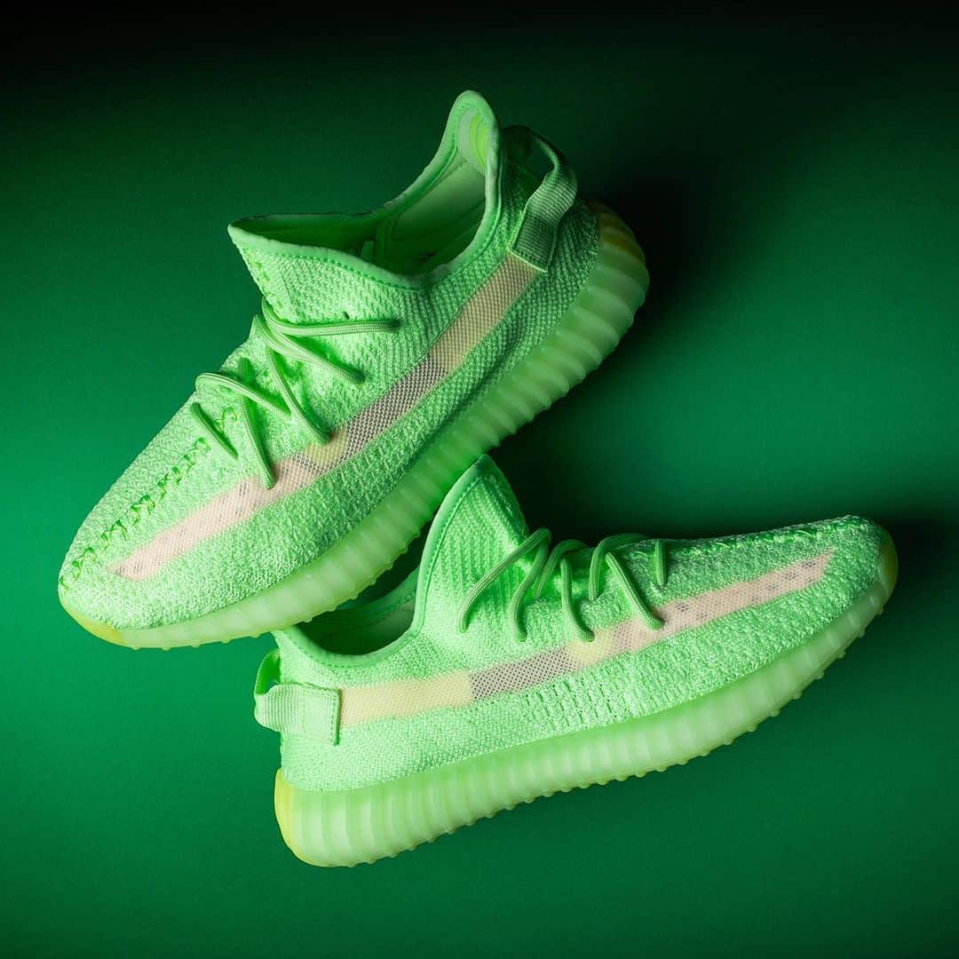 Sneaker Newsさんのインスタグラム写真 - (Sneaker NewsInstagram)「Launching May 25th: the adidas Yeezy Boost 350 v2 “Glow”. For full details, tap the link in our bio. 📸: @stadiumgoods」5月25日 4時31分 - sneakernews