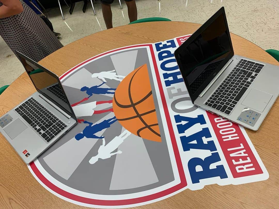 Miami HEATさんのインスタグラム写真 - (Miami HEATInstagram)「@trayfour continues to get it done off the court!  Students at Citrus Grove Middle School in Miami arrived to a brand new computer lab Friday morning thanks to Ray and his @rayofhopef Ray of Hope Foundation.」5月25日 4時37分 - miamiheat