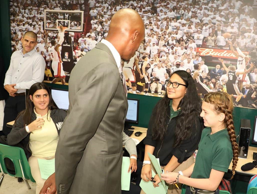 Miami HEATさんのインスタグラム写真 - (Miami HEATInstagram)「@trayfour continues to get it done off the court!  Students at Citrus Grove Middle School in Miami arrived to a brand new computer lab Friday morning thanks to Ray and his @rayofhopef Ray of Hope Foundation.」5月25日 4時37分 - miamiheat