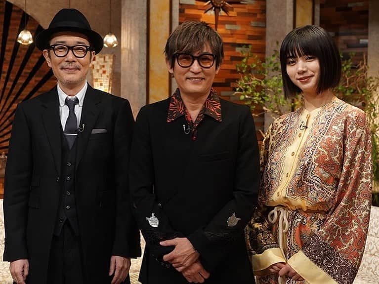 スガシカオさんのインスタグラム写真 - (スガシカオInstagram)「【今夜はこれだ！】 なんとNHK総合テレビで、この間BSでやった「The Covers 」が再放送です！ ちょっと時間遅いけど、ウキウキな番組です！  セルフカバーで、KAT-TUNからリトグリちゃんまで歌い倒すよ、みてねー！  NHK総合テレビ「The Covers」 5月25日（土）26：05～ 「遠い夜明け」 スガ シカオ 「ヒカルカケラ」 Little Glee Monster 「Real Face」 KAT-TUN 「タイム・トラベル」 原田真二  いま全国ツアーで一緒にプレイしてる仲間達と、最高のパフォーマンスができたよ。音楽って、本当に最高だね！」5月25日 4時38分 - suga_shikao