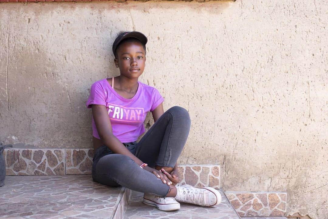 のインスタグラム：「Photo by Anastasia Taylor-Lind @anastasiatl // Sponsored by @always_brand // Boikarabelo lives in Soweto, South Africa. She told me that her favorite subject is math and that she'd like to be a lawyer. "I like to stand for up other people," she said. Boikarabelo also taught me about the seven B’s: “Books Before Boys, Because Boys Bring Babies." Her mother, Nomkululeko, didn’t have access to disposable pads when she was growing up and no one educated her about menstruation. At the time, she was unaware that girls could get pregnant after their periods came. // Every day, all over the world, millions of girls miss school because they lack resources to navigate the onset of menstruation. @always_brand provides puberty education & period products to girls around the world to help keep them confident #LikeAGirl & focused on getting an education. Together we can #EndPeriodPoverty!」