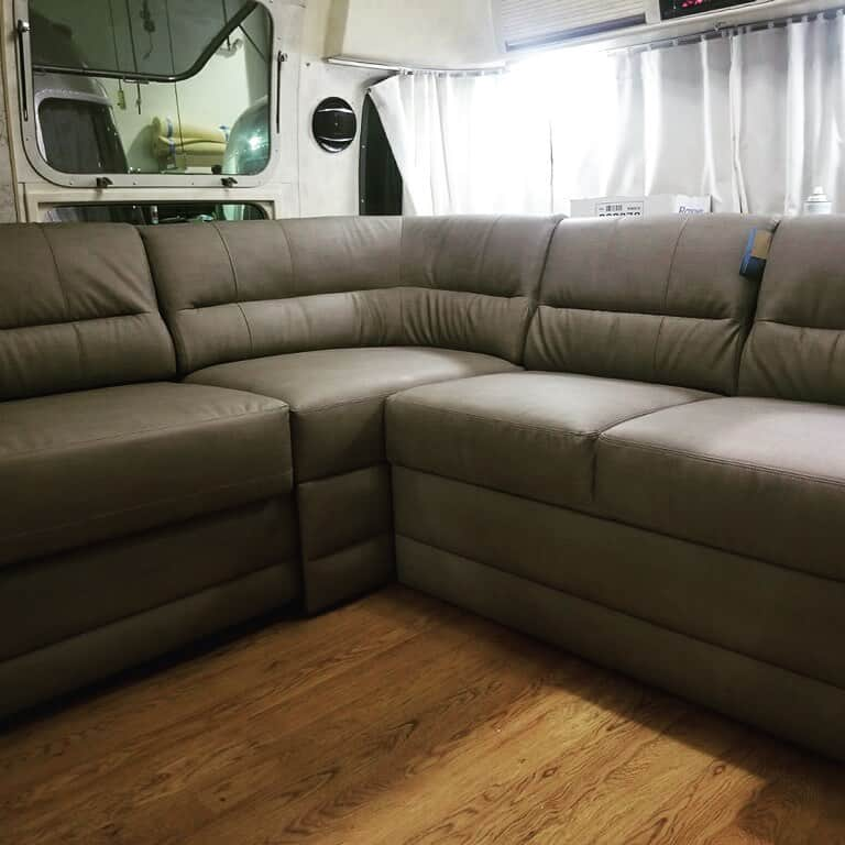 マイケル・ルーカーさんのインスタグラム写真 - (マイケル・ルーカーInstagram)「Old Airstream, new couch, nice combo.......」5月25日 4時43分 - michael_rooker