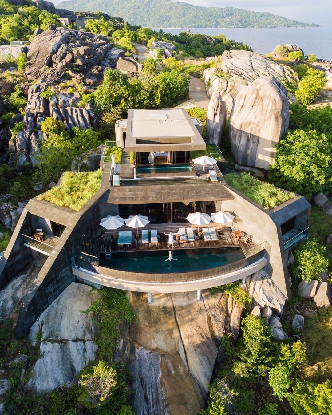 ティモシー・サイクスのインスタグラム：「Flashback to my last trip to the Seychelles for the upcoming @savethereef documentary and while it looks very beautiful from above, as you’ll soon see in our film, the marine life and coral reefs below the surface are in horrific shape and it’s ABSOLUTELY INSANE that not many people are talking about this because the problem is worldwide and our reefs are now expected to disappear altogether by 2050! Given the fact that marine life produces the majority of the oxygen we breathe and coral reefs are a key in sustaining marine life, we are about to have some major breathing problems, along with a lot of other nasty health issues, if we don’t change our ways and start taking #climatechange and protecting our planet more seriously ASAP! Go follow @savethereef and @karmagawa to get educated and stay updated as we’re less than a month away now from premiering the @savethereef documentary directed by @amirzakeri that will blow your mind and hopefully get many more people taking action on critical initiatives to #endplasticpollution and utilize more #cleanenergy before it’s too late in just a few years! #fbf #jewblue #jewswithviews」