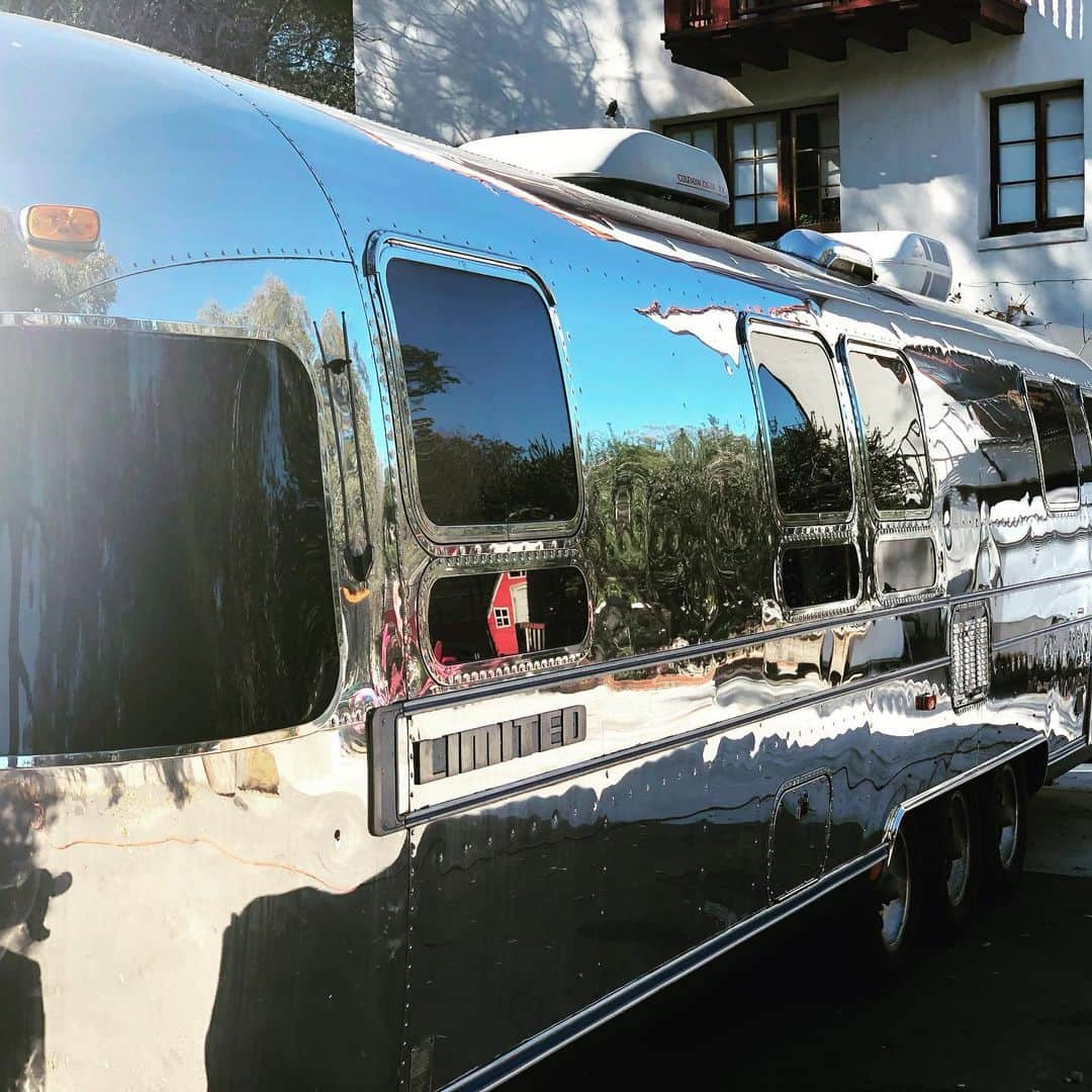 マイケル・ルーカーさんのインスタグラム写真 - (マイケル・ルーカーInstagram)「Old Airstream, Now shiny...」5月25日 4時49分 - michael_rooker