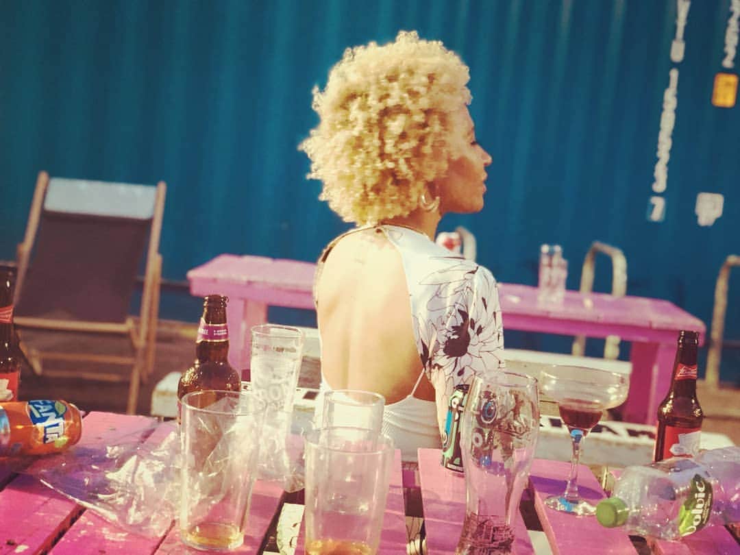 Emeli Sandéのインスタグラム：「The week is done.....and what a week it's been!! Blown away with your response to #extraordinarybeing 😊😊😊😊 have an awesome weekend and don't forget...it's not your fault that you're MAGIC!!⚡⚡⚡」