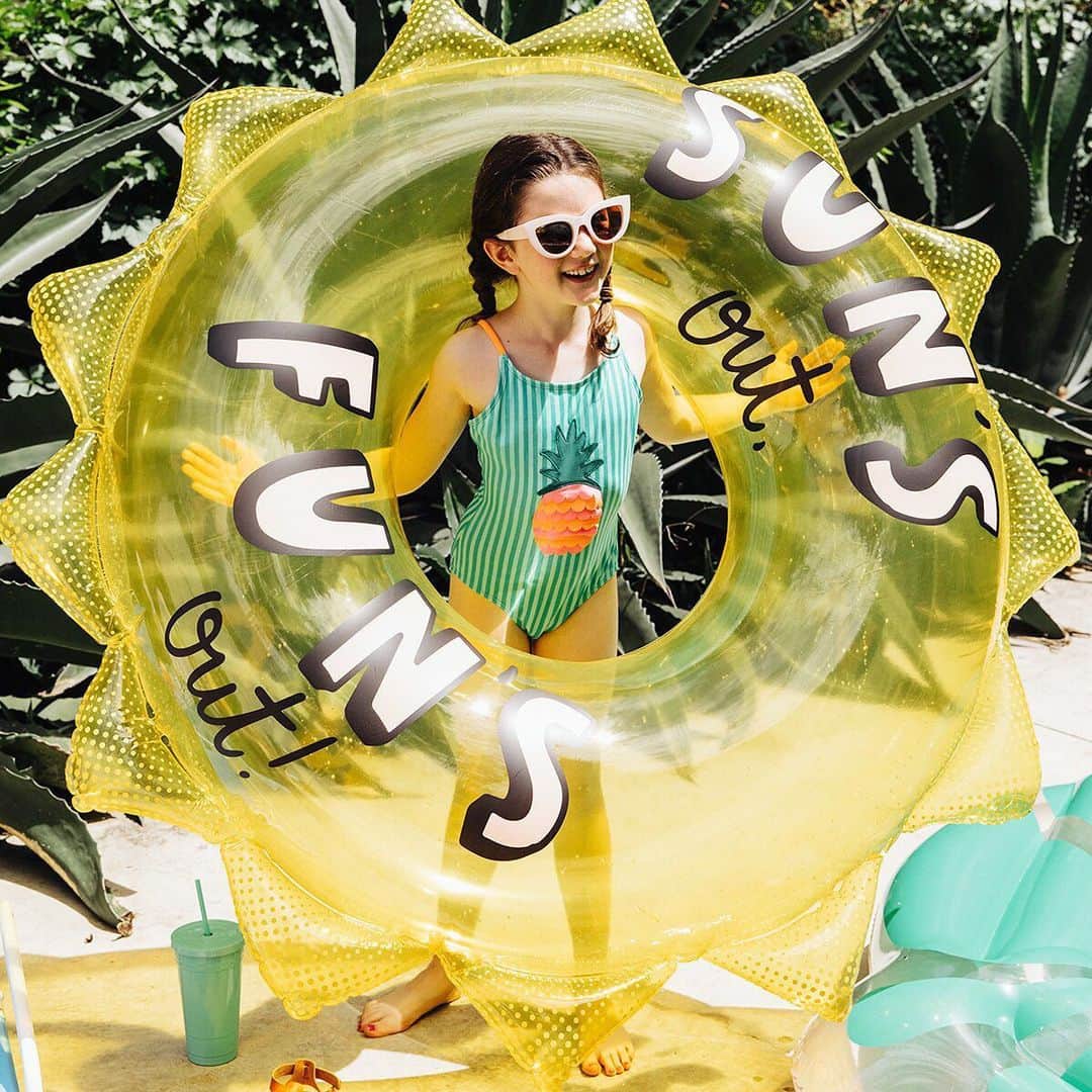Targetさんのインスタグラム写真 - (TargetInstagram)「When your floaty says it all. 🌞 Check out our story for more pool party inspo from @camillestyles.」5月25日 5時02分 - target