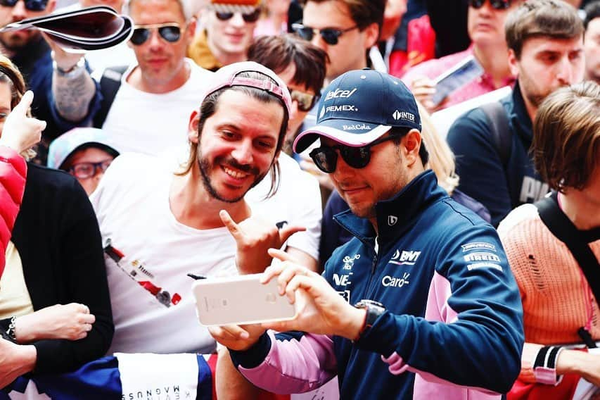 セルジオ・ペレスさんのインスタグラム写真 - (セルジオ・ペレスInstagram)「A day with the great fans in Monaco. Ready for Qualy! 🇲🇨💪 #MonacoGP #Checo11」5月25日 5時05分 - schecoperez