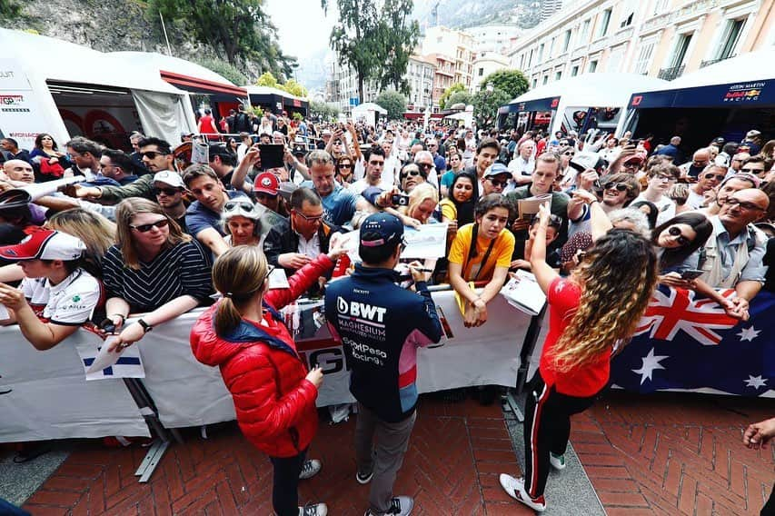 セルジオ・ペレスさんのインスタグラム写真 - (セルジオ・ペレスInstagram)「A day with the great fans in Monaco. Ready for Qualy! 🇲🇨💪 #MonacoGP #Checo11」5月25日 5時05分 - schecoperez