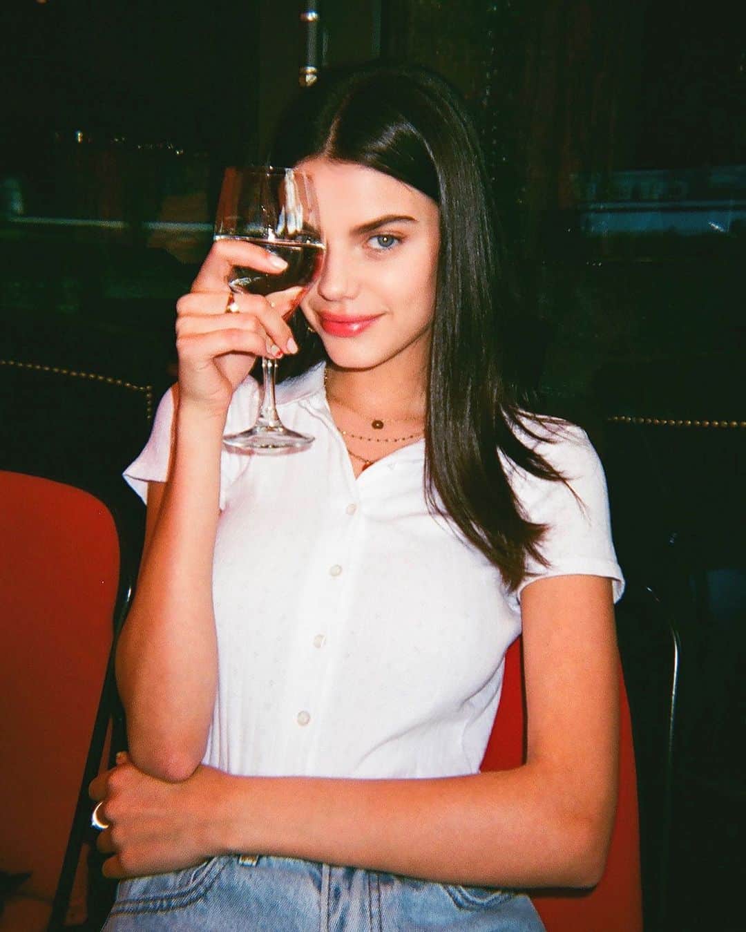 ソニア・ベン・アンマーのインスタグラム：「🍷🥖🧀🚬」