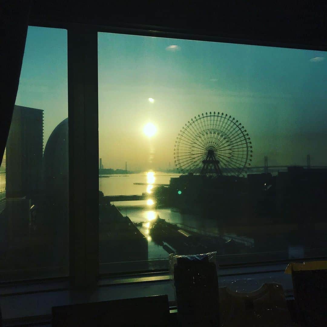 井手大介のインスタグラム：「スタジオ眩しすぎ #theburn847 #fmyokohama」