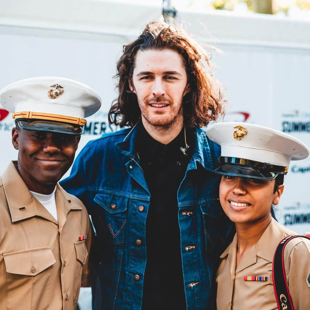 ホージアさんのインスタグラム写真 - (ホージアInstagram)「Thank you @goodmorningamerica for an incredible morning in the park. Honoured to have met some amazing people @USWNT.  #FleetWeekNYC #CentralPark #HozierOnGMA 📸 @austinroa」5月25日 5時10分 - hozier