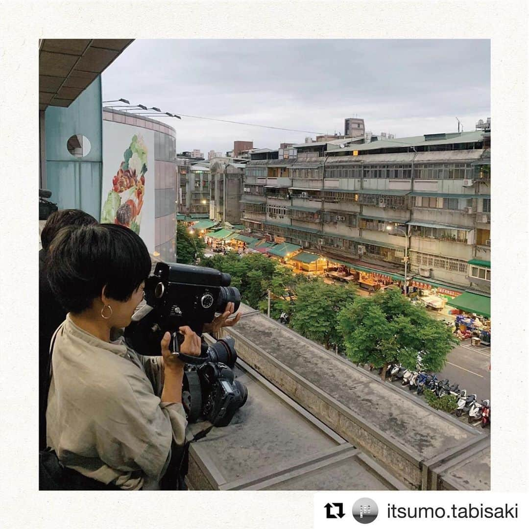 七咲友梨さんのインスタグラム写真 - (七咲友梨Instagram)「キヤノンの16mmフィルム、スクーピック。報道スクープを撮るためのカメラ。 . . . #Repost @itsumo.tabisaki with @get_repost ・・・ 撮影の七咲さん。小柄な姿でずっしりとしたカメラを構える様子はとても頼もしいです。今回は、フィルムと並行してデジタルの映像も撮影しています。  #松浦弥太郎  #場所はいつも旅先だった #読む映画  #映画  #ライフスタイル  #ドキュメンタリー #旅  #台湾 #16mmフィルム﻿ #キャノン #cannon #スクーピック #scoopic #七咲友梨 #nanasakiyuri」5月25日 5時22分 - nanasaki_yuri