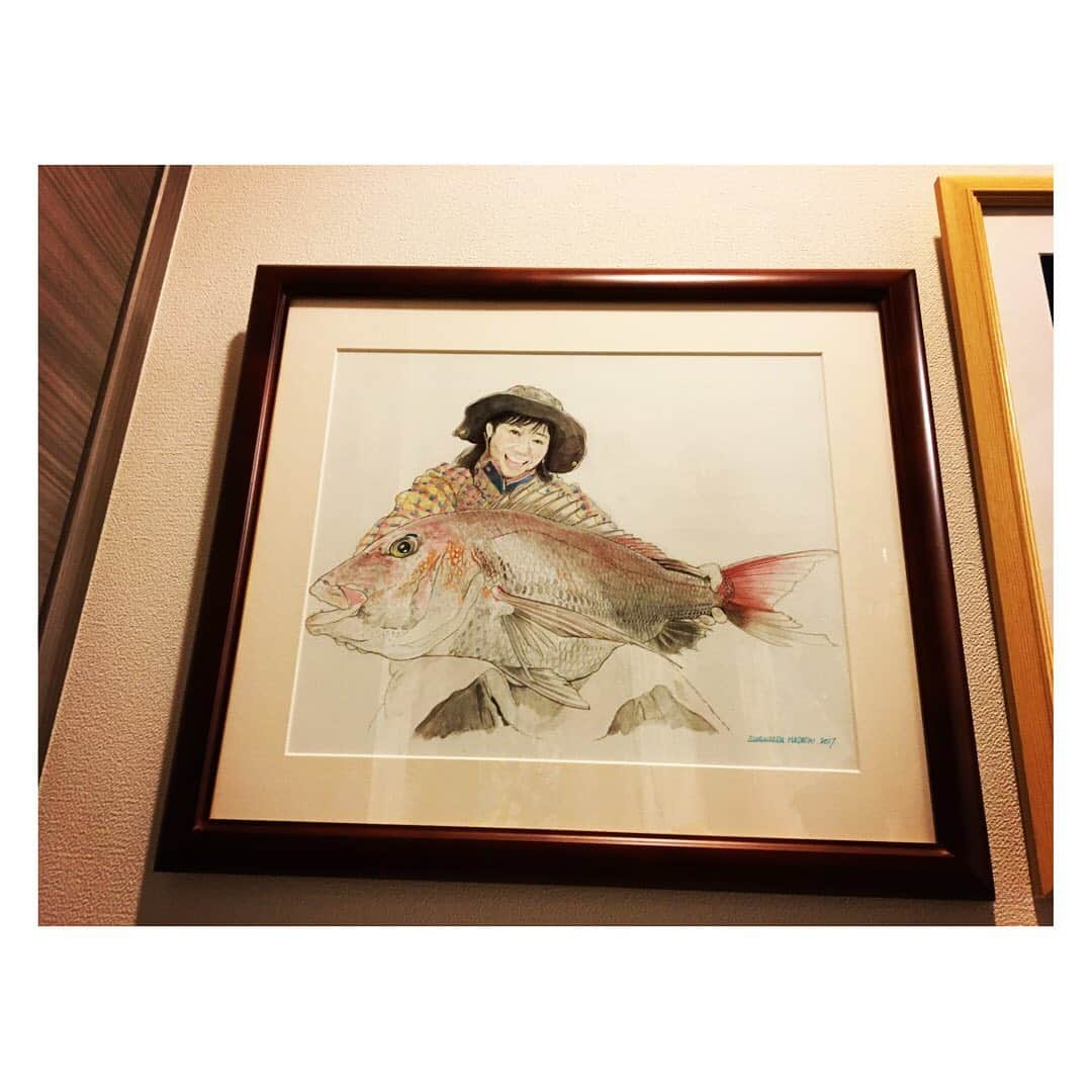 柳野玲子さんのインスタグラム写真 - (柳野玲子Instagram)「菅原正志さんからのバースデープレゼント🎁 ２年前の萩、ジギングで釣った真鯛を描いてくれました(*^^*) 早速、飾ってます🐟✨ #釣り #fish #fishing #鯛 #真鯛 #大鯛 #ジギング #山口県 #萩 #思い出 #絵 #プレゼント #誕生日プレゼント #birthdaypresent #birthday #菅原正志 さん #感謝 隣には #ブルーインパルス #ブラックバス #ロクマル #剥製 #部屋 #女子の部屋 🌷」5月25日 5時25分 - yanaginoreiko