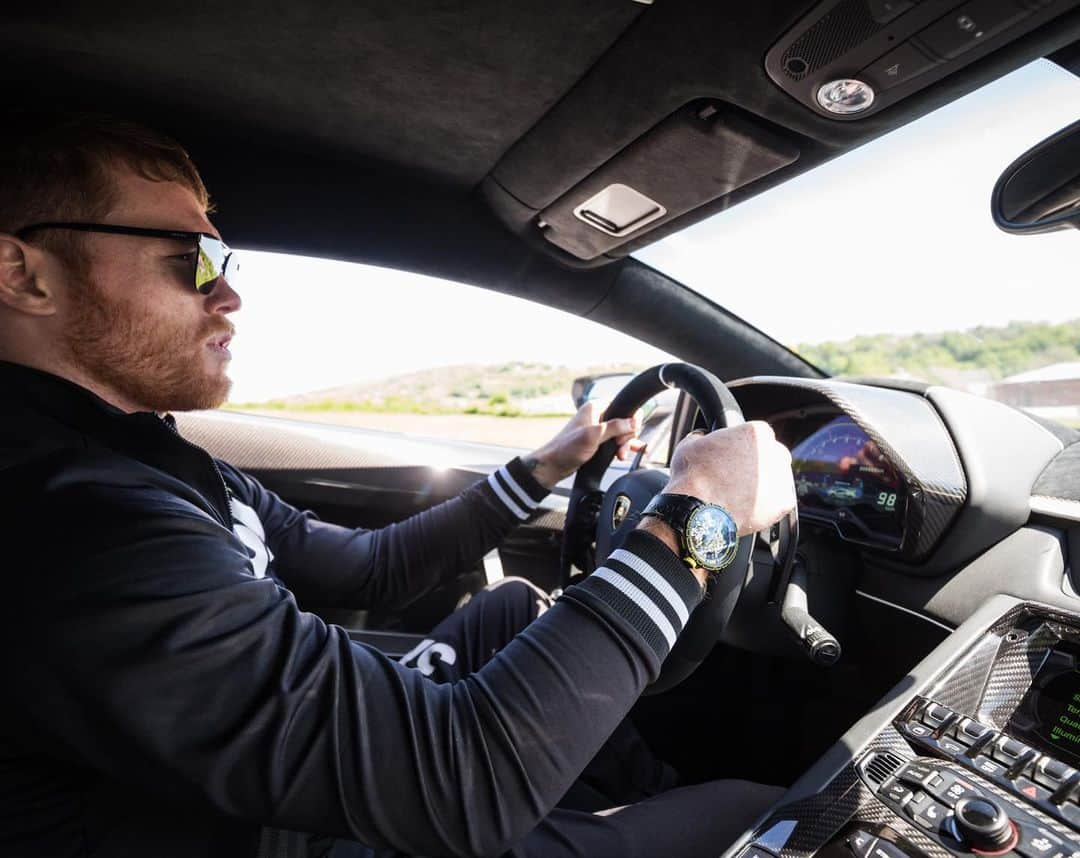 サウル・アルバレスさんのインスタグラム写真 - (サウル・アルバレスInstagram)「There is always time for adventure with @roger_dubuis 🔥 Living larger than life with Excalibur Huracán Performante! Llegamos a Mónaco 🇲🇨 #RogerDubuis」5月25日 5時32分 - canelo