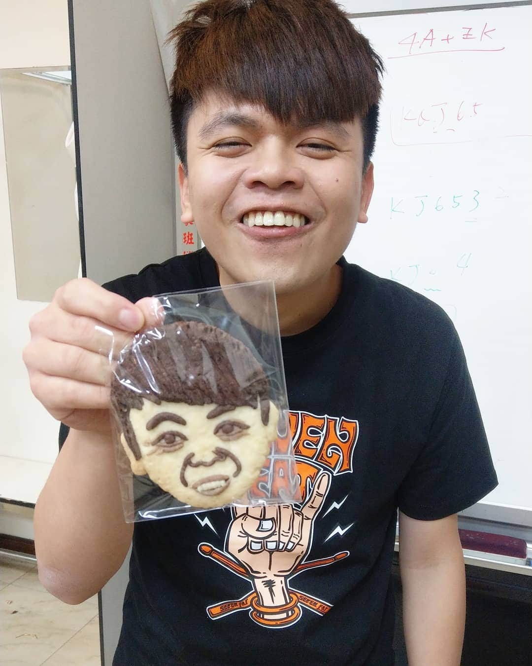 蔡阿嘎さんのインスタグラム写真 - (蔡阿嘎Instagram)「收到網友做的餅乾~欸欸，我本人比較帥吧? 哈哈哈哈 😆😆😆 #蔡阿嘎 #taiwan #youtuber #好啦其實猥褻感有做出來」5月24日 20時41分 - yga0721