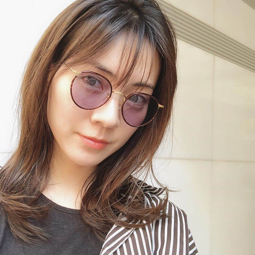 安座間美優さんのインスタグラム写真 - (安座間美優Instagram)「お気に入りのサングラス👓  そして今日は @_sunvalley_  にてヘアカット✂︎ 前髪を少しカットし、後ろの長さは変えず全体的に軽くしてもらいました。 スッキリ！  今日は暑かったなぁ 夏に怯えている…🙁 #みゅうfashion#私服#outfit」5月24日 20時39分 - mew_azama