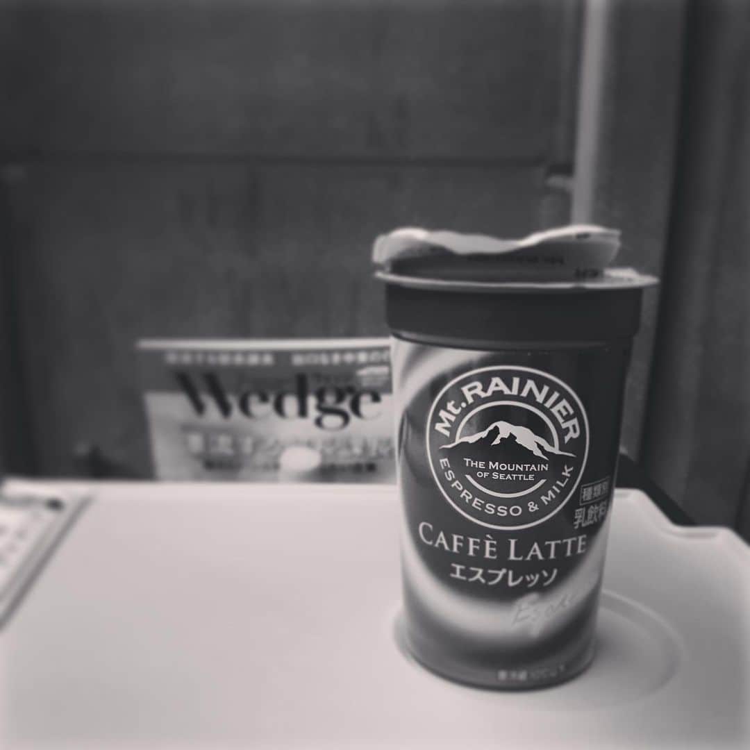 ただすけのインスタグラム：「留まりたいのは山々なのだが、明日は行きたい所もある。 １人だから酒はまあいいかと、カフェラテでエア乾杯。 #ストロー無くした #昨日ジャンケンで勝った」