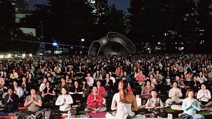 来夏さんのインスタグラム写真 - (来夏Instagram)「#🧘‍♀️ みんなと 同じ時間 同じ空間でヨガをすること  とっても奇跡的なこと！💎 優しい空気が流れ シャヴァーサナ、美しい光景でした✨ #感動 #感謝 #midparkyoga #yoga #ミッドパークヨガ #ヨガ #tokyomidtown  #東京ミッドタウン」5月24日 20時40分 - rairairaika