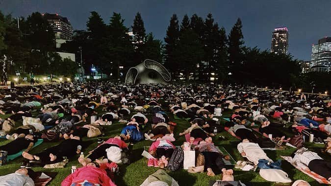 来夏さんのインスタグラム写真 - (来夏Instagram)「#🧘‍♀️ みんなと 同じ時間 同じ空間でヨガをすること  とっても奇跡的なこと！💎 優しい空気が流れ シャヴァーサナ、美しい光景でした✨ #感動 #感謝 #midparkyoga #yoga #ミッドパークヨガ #ヨガ #tokyomidtown  #東京ミッドタウン」5月24日 20時40分 - rairairaika