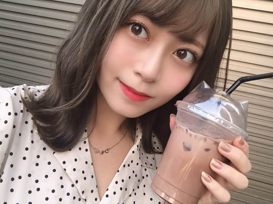岩花詩乃のインスタグラム：「髪染めた〜〜 私の中ではかなり暗くなった感じがする！！ 緑いれてもらったけど激可愛すぎる🥺 * * 2枚目は @17kg_official のサンダル！ すっごく軽くて履きやすい！！ たくさん活躍しそう🤤 * * #ヘアカラー#Repeace#RENsHAIR#福岡#天神#大名#美容室#17kg#イチナナキログラム」