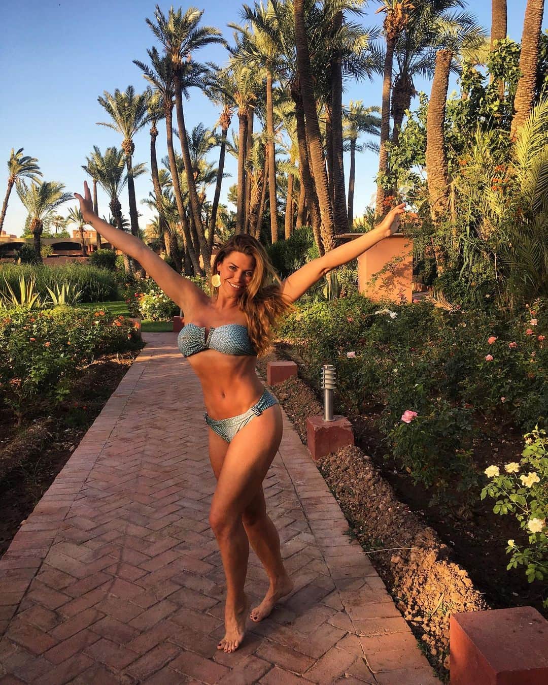 ルイス・グローバーさんのインスタグラム写真 - (ルイス・グローバーInstagram)「Palm trees🌴🌴& body confidence everywhere🌴💜 . #palmtreevibes #travelgram #solotraveller #solotravel #palmtrees #palmtreelover #travel #palmtreelife #vacation #morocco #marrakesh #bikinigirl #bikini . Www.BodyByLouise.Com . #abs #fitnessmotivation #fitnesscoach #wellnesscoach #bodypositive #bodyconfidence #lean #bikinibody #summer turquoise/gold bikini from @mostwanted_stores #Spring2019 #bodybylouise x .」5月24日 20時45分 - louiseglover