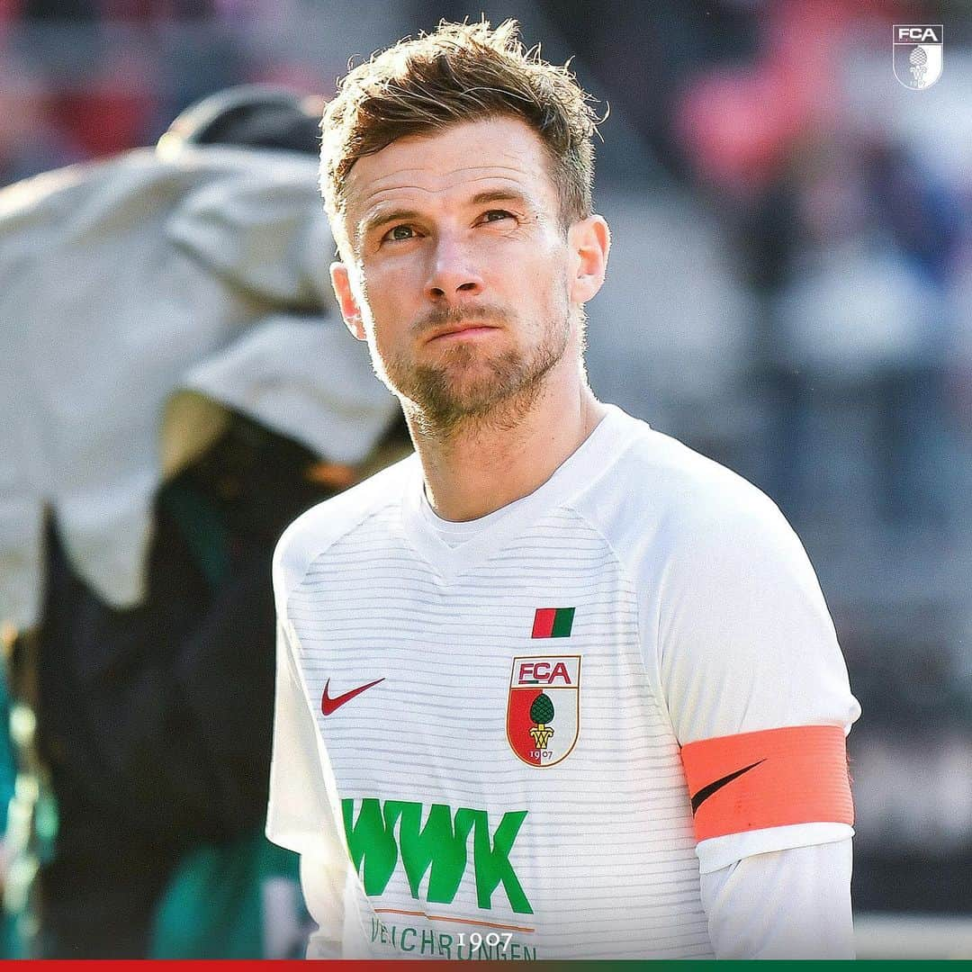 FCアウクスブルクさんのインスタグラム写真 - (FCアウクスブルクInstagram)「Unser Captain - ein echter Dauerbrenner!😌 3️⃣3️⃣ @bundesliga_en-Einsätze in der abgelaufenen Saison sprechen für sich!🙌💯 #FCA #FCA1907 #fcaugsburg #nevertooold」5月24日 20時46分 - fcaugsburg1907