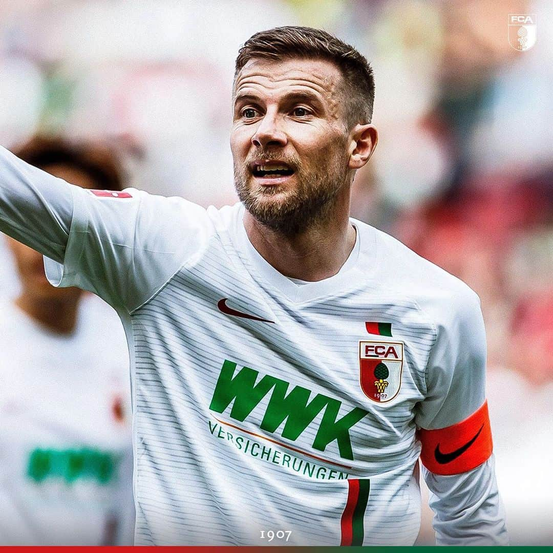 FCアウクスブルクさんのインスタグラム写真 - (FCアウクスブルクInstagram)「Unser Captain - ein echter Dauerbrenner!😌 3️⃣3️⃣ @bundesliga_en-Einsätze in der abgelaufenen Saison sprechen für sich!🙌💯 #FCA #FCA1907 #fcaugsburg #nevertooold」5月24日 20時46分 - fcaugsburg1907