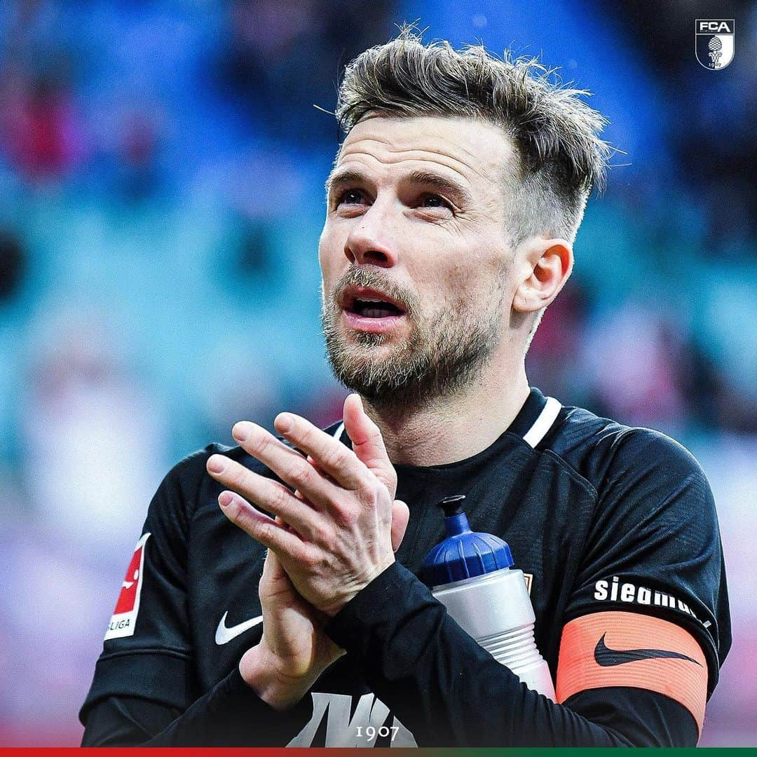 FCアウクスブルクさんのインスタグラム写真 - (FCアウクスブルクInstagram)「Unser Captain - ein echter Dauerbrenner!😌 3️⃣3️⃣ @bundesliga_en-Einsätze in der abgelaufenen Saison sprechen für sich!🙌💯 #FCA #FCA1907 #fcaugsburg #nevertooold」5月24日 20時46分 - fcaugsburg1907