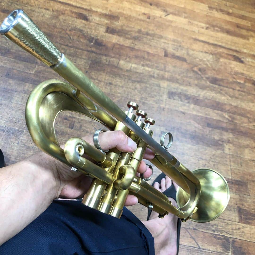シーサーさんのインスタグラム写真 - (シーサーInstagram)「・ 10年くらい前に作ってもらった オリジナルのXO trumpet。 バンドのサウンドに合わせて楽器を変えていこうと思いまして この前のコルネットに続いて 新大久保のカミサマ はいどうさんにアップデートしてもらいました◎ これまたビックリするくらい レッツらぷーぷーぷー♪( ´θ｀)ノ ラッパ吹きのみんな様。 紹介しますぜ〜！ はいどうさんをはじめ グローバルのみなさん。 いつもありがとうございます。 ぺこり。  #xotrumpet #trumpet #original #トランペット #オリジナルトランペット#グローバル」5月24日 20時46分 - __seasir__