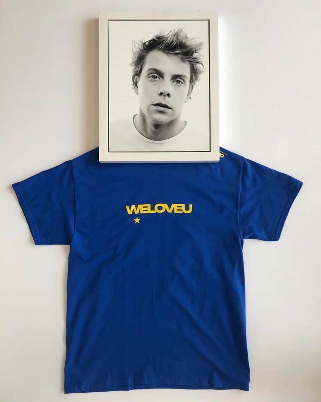 Vogue Italiaさんのインスタグラム写真 - (Vogue ItaliaInstagram)「#WELOVEU @jonathan.anderson @jw_anderson 🇪🇺✨ Our special project dedicated to Europe in collaboration with @souvenir_official designed by David Mallon. Join us, together we can make a difference!」5月24日 20時58分 - vogueitalia