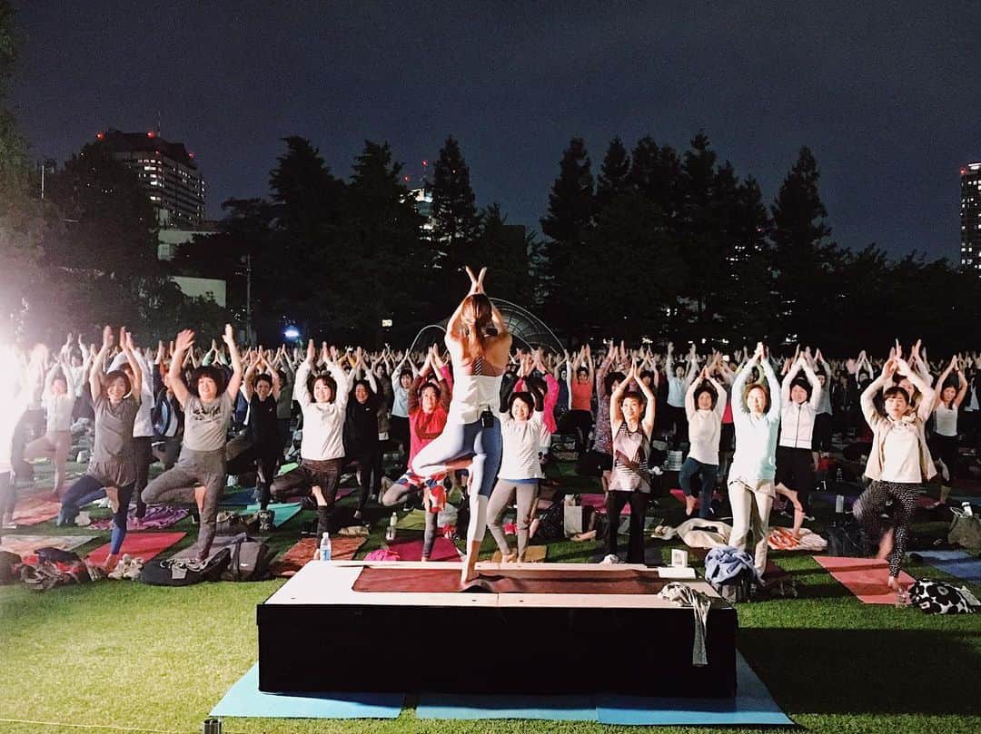 来夏さんのインスタグラム写真 - (来夏Instagram)「#yoga  私にとって3回目の #ミッドパークヨガ 🧘‍♀️ 毎回お天気に恵まれ、あたたかい皆さんと 一緒に繋がれる感覚が毎度嬉しくて楽しくて 、、☺️ 私の声が みんなのもとに届いて 前から順に ポーズがカノンしていく景色が 美しすぎて  エナジーになってます🔥✨ また一緒に過ごせることを願ってます🌙 ご参加いただいた皆さま、スタッフの皆さま  ありがとうございました🙏 この日のヨガウェアは @nike です👟 #midparkyoga #yoga #tokyomidtown #ヨガ」5月24日 20時53分 - rairairaika