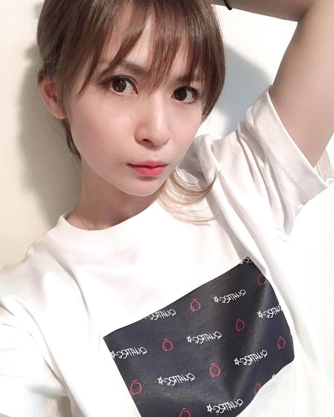 工藤舞のインスタグラム：「白とグレーの着用画像です！  私はSを着ております✩.*˚ こんな感じでサラリと着ていただけます。  サイズはS.M.L.XLのご用意。 Tシャツは今回はこれにてリリースは終了です。  これから夏に向けてたくさん着ていただければと思います(*´ω`*) #キャトルプリンク#新作#ユニセックス#総柄#アパレル#着用画像 #星大好き#ネットショップ」