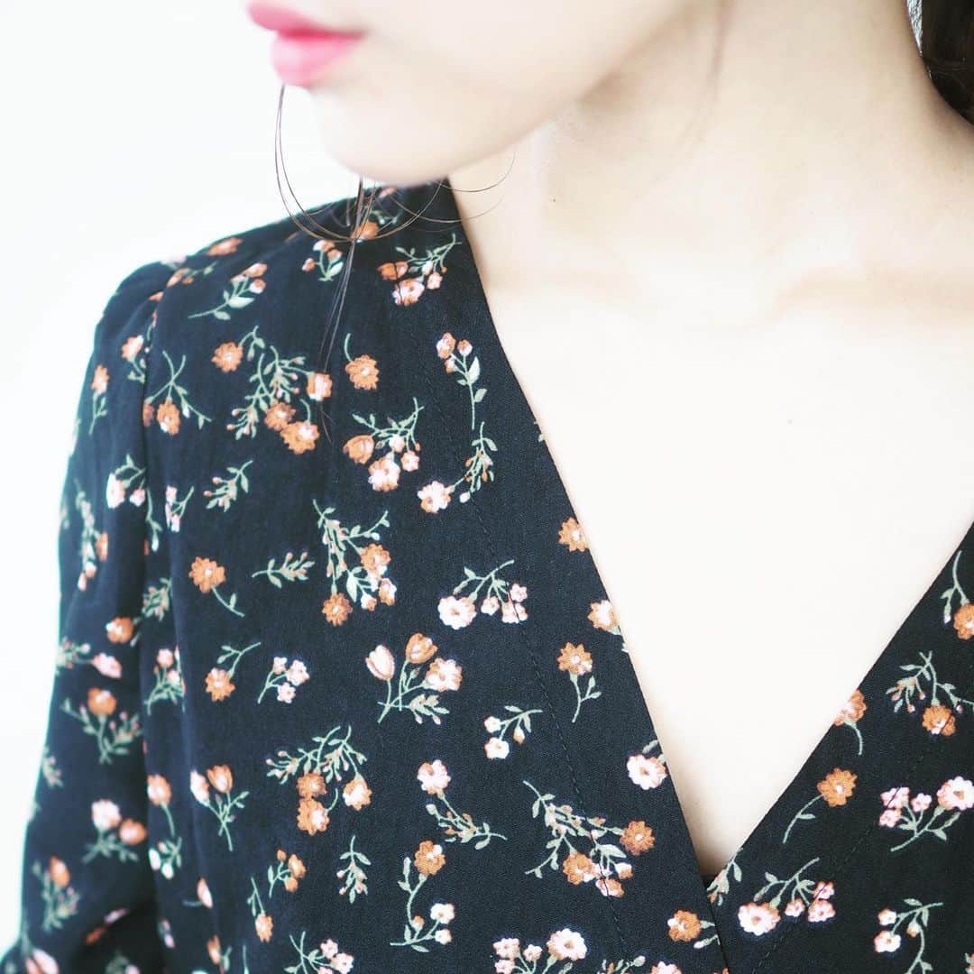 田中亜希子さんのインスタグラム写真 - (田中亜希子Instagram)「小花柄のワンピース。 袖があるものを探していました！  @fifth_store の#小花柄カシュクールロングワンピース ブラック Mサイズです。  丈はヒールを履いてマキシ丈でした！ ウエスト位置は若干下ですが、裾フレアのボリュームと小さな花柄が全体的に散りばめられいるので気にならないくらいです。ウエストマークでベルトをしてもバランス良く、可愛く着こなせそうです。 @editsheen_store の#ベルトデザインハンドバッグ はベージュで軽く。  私はベルトをキュッと絞って小さく持つのが好きです＾＾ #プチプラコーデ #プチプラファッション #低身長コーデ #低身長#おちびの輪 #おちびコーデ #エディットシーン #フィフス#editsheen #fifth#fifthtl #bag#バッグ#zozo#ワンピース#花柄ワンピース」5月24日 20時55分 - akiico