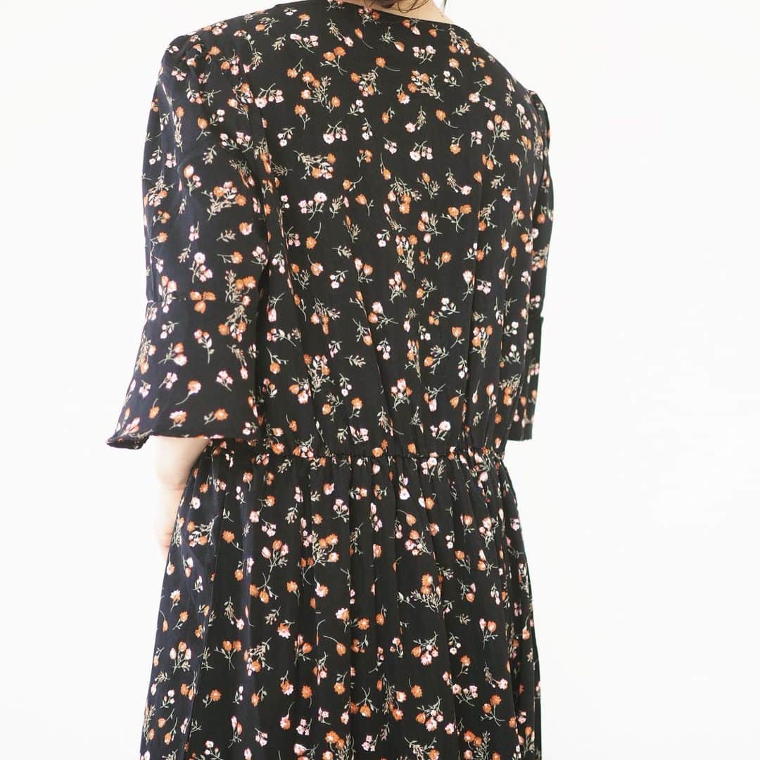 田中亜希子さんのインスタグラム写真 - (田中亜希子Instagram)「小花柄のワンピース。 袖があるものを探していました！  @fifth_store の#小花柄カシュクールロングワンピース ブラック Mサイズです。  丈はヒールを履いてマキシ丈でした！ ウエスト位置は若干下ですが、裾フレアのボリュームと小さな花柄が全体的に散りばめられいるので気にならないくらいです。ウエストマークでベルトをしてもバランス良く、可愛く着こなせそうです。 @editsheen_store の#ベルトデザインハンドバッグ はベージュで軽く。  私はベルトをキュッと絞って小さく持つのが好きです＾＾ #プチプラコーデ #プチプラファッション #低身長コーデ #低身長#おちびの輪 #おちびコーデ #エディットシーン #フィフス#editsheen #fifth#fifthtl #bag#バッグ#zozo#ワンピース#花柄ワンピース」5月24日 20時55分 - akiico