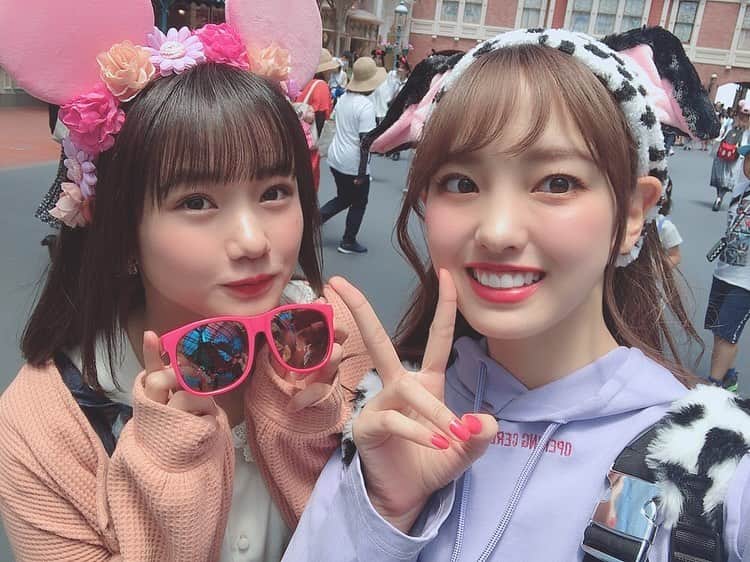 飯窪春菜のインスタグラム：「横山玲奈ちゃんと ディズニーランドへ行きました🌈  ディズニーランドで被り物をすると、いつもより自分が可愛くなれるような気がするから夢の国だって思います🧚🏻‍♀️❣️ #ディズニーランド  #disneyland  #浮かれちゃう  #モーニング娘19  #よこやん #横山玲奈  #はるなの毎日  #飯窪ってる」