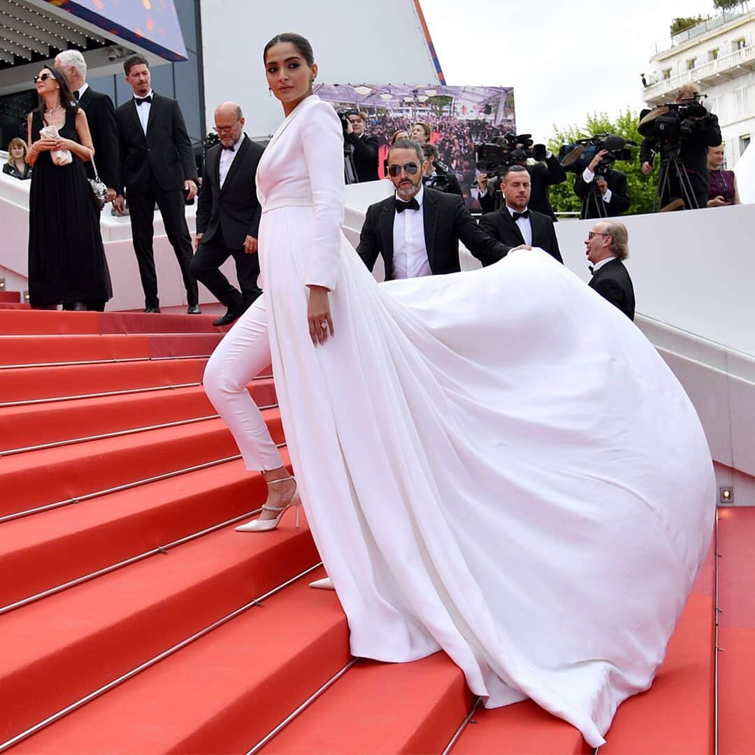 Jimmy Chooさんのインスタグラム写真 - (Jimmy ChooInstagram)「Spotted at Cannes Film Festival: @sonamkapoor wears our BOBBIE pumps on the red carpet #INMYCHOOS」5月24日 21時00分 - jimmychoo