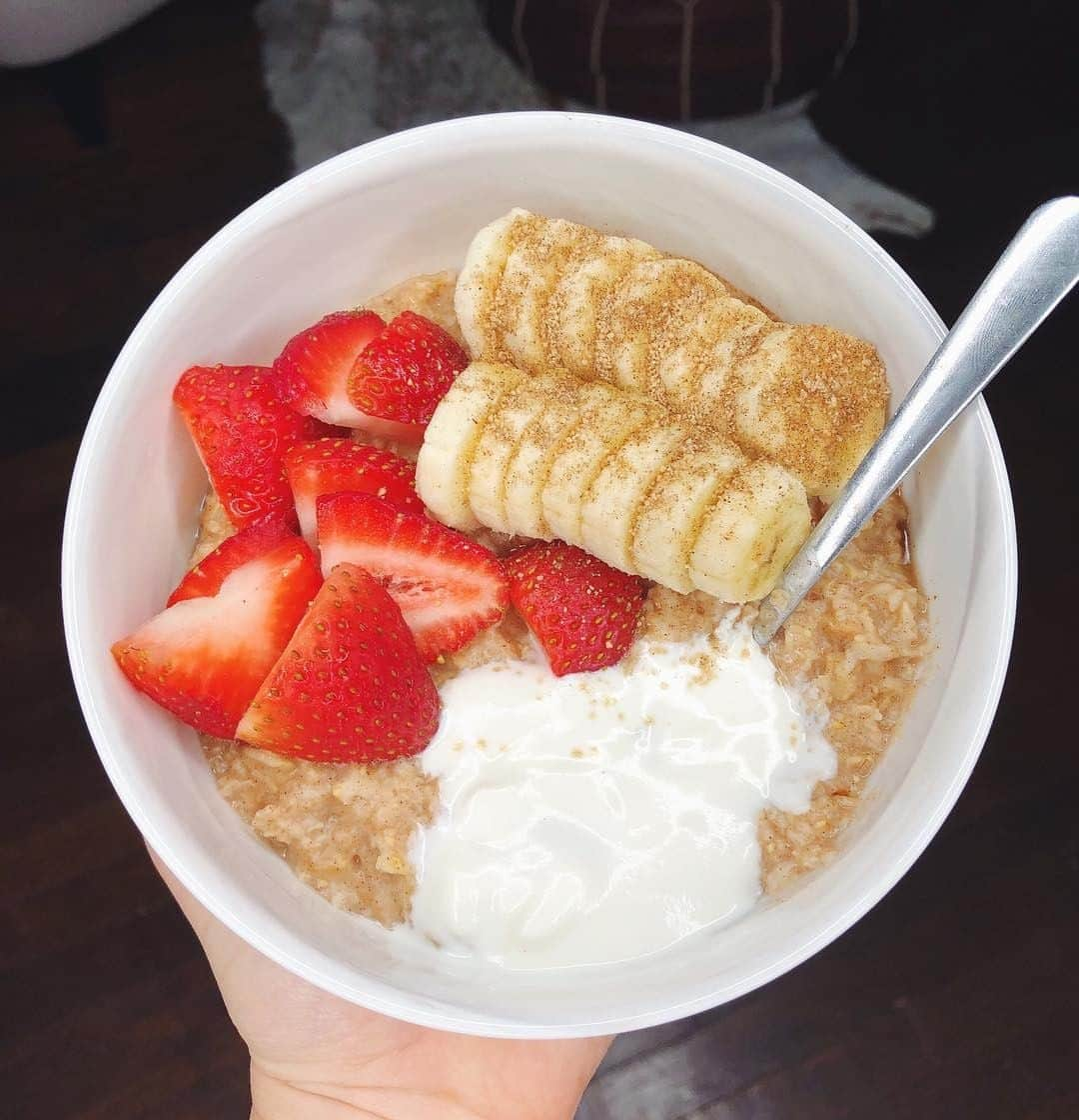 Flavorgod Seasoningsさんのインスタグラム写真 - (Flavorgod SeasoningsInstagram)「Stovetop old fashioned oats topped with #flavorgod buttery cinnamon roll🍯🍯⠀ .⠀ By @thrivingw.tori⠀ .⠀ Cooked with water, cinnamon, and honey topped with @flavorgod buttery cinnamon roll, banana slices, and strawberries.⠀ ⠀」5月24日 21時00分 - flavorgod