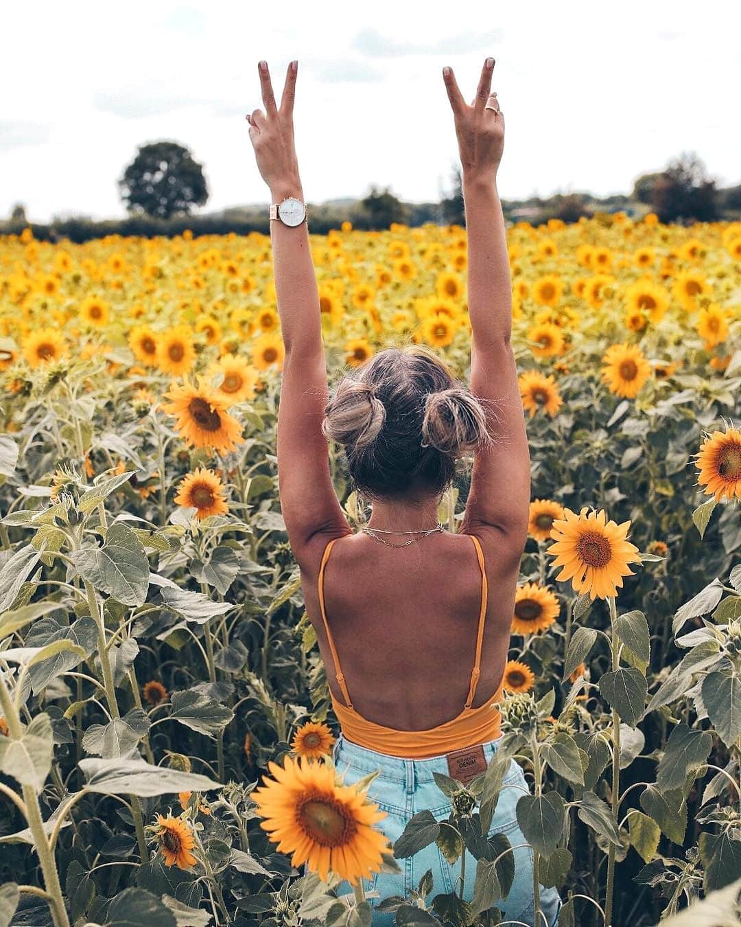 Kapten & Sonさんのインスタグラム写真 - (Kapten & SonInstagram)「'Happiness blooms from within!' 🌻 Have a wonderful start into the weekend, Kaptens! @anajohnson wears our golden Chrono Steel! ☀️ #bekapten #kaptenandson⠀ .⠀ .⠀ .⠀ #sunflower #summervibes #summertime #summeroutfit #traveladdicted #travelgoals #travelgram #ootdfash #instagood」5月24日 21時00分 - kaptenandson