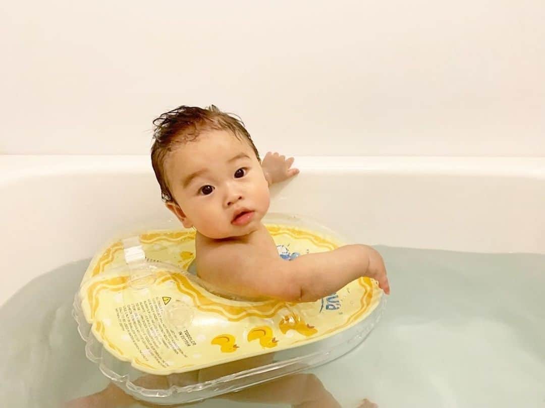 スイマーバジャパンさんのインスタグラム写真 - (スイマーバジャパンInstagram)「本日の#スイマーバベビー のご紹介🙌 『ママ～見て～😊💛』 そんな元気いっぱいな声が聞こえてきそう🎵 @yui___12345　さま、可愛いお写真ありがとうございました！ :  #スイマーバベビー を付けて投稿頂いた中から @swimava_japanにてご紹介させていただきます😊 素敵なベビちゃんのお写真・ムービーお待ちしています♪ : #Swimava#スイマーバ#マカロンバス#首リング#ボディリング#スポーツ知育#快眠#ベビープール#ベビーバス#沐浴#生後4ヶ月#寝かしつけ#プレスイミング#全身運動#親子のコミュニケーション」5月24日 21時00分 - swimava_japan