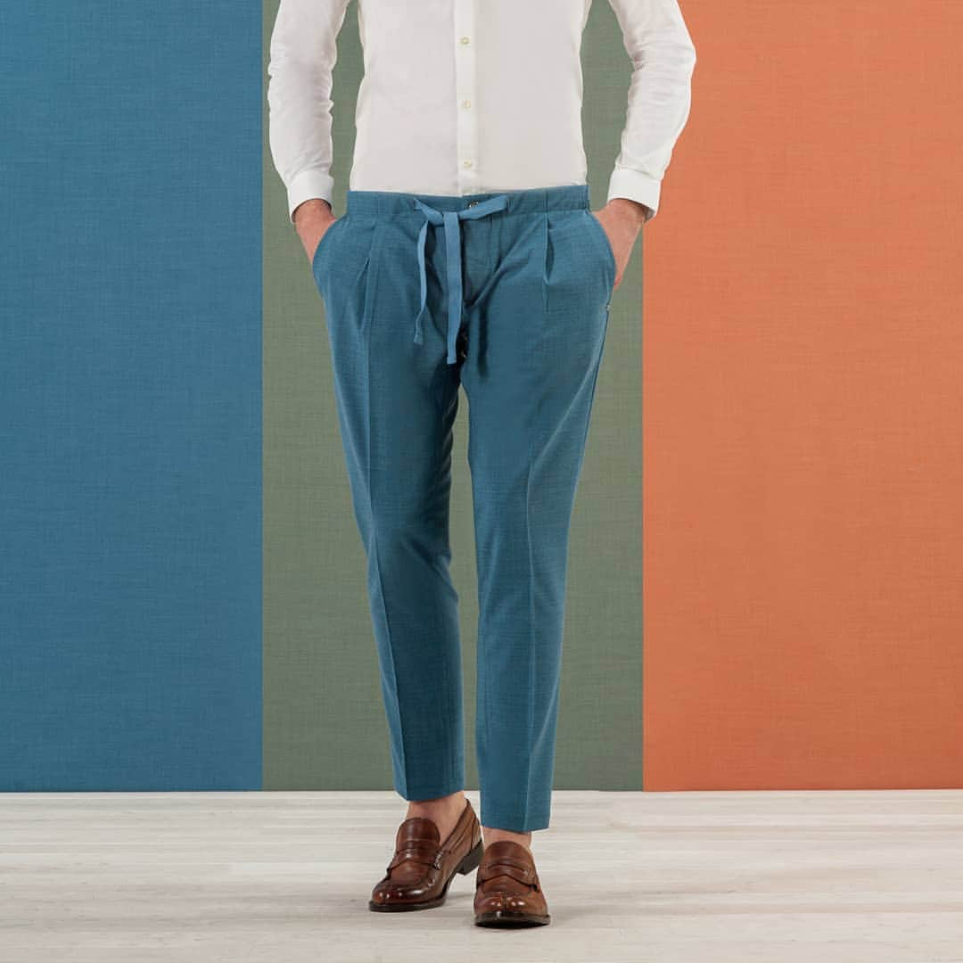 Entre Amis Officialさんのインスタグラム写真 - (Entre Amis OfficialInstagram)「Bright tones and sophisticated crafted details. #EntreAmis trousers represents the epitome of Italian excellence, comfort and urban elegance. Discover the Spring Summer 2019 Collection through link in bio. #FineItalianTrousers #SS19」5月24日 21時00分 - entreamis_official