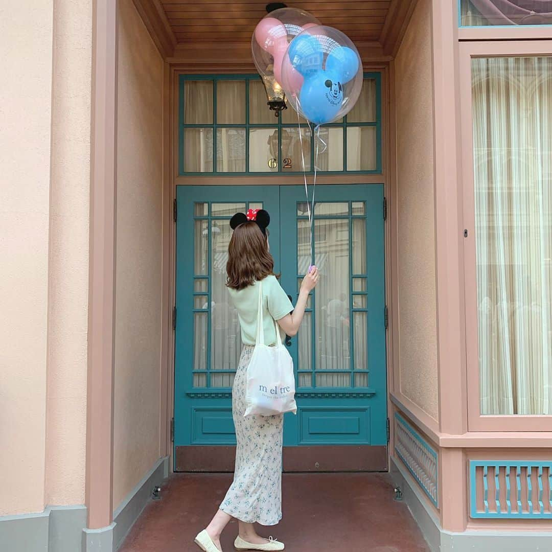 RiLiさんのインスタグラム写真 - (RiLiInstagram)「. 最近発売されたミッキーバルーン🎈🏰 カラーも青・赤・黄色・ピンクと豊富⭐ お友達と色違いで買うのも楽しそうっ(*´艸｀*) . . 写真は @___reimm.74　さん💕 . ． ❣ ❣ ❣ ❣ ❣ アプリやSNSで掲載させていただくお写真募集中😘📸 かわいいコーデやアイテム、注目スポットなどが撮れたら、#rili_tokyo  を付けて投稿❗ . #rili #春 #東京ディズニーランド #ディズニーランド #ミッキーバルーン #風船 #テーマパーク #シミラールック #お洒落さんと繋がりたい #おしゃれさんと繋がりたい」5月24日 21時01分 - rili.tokyo