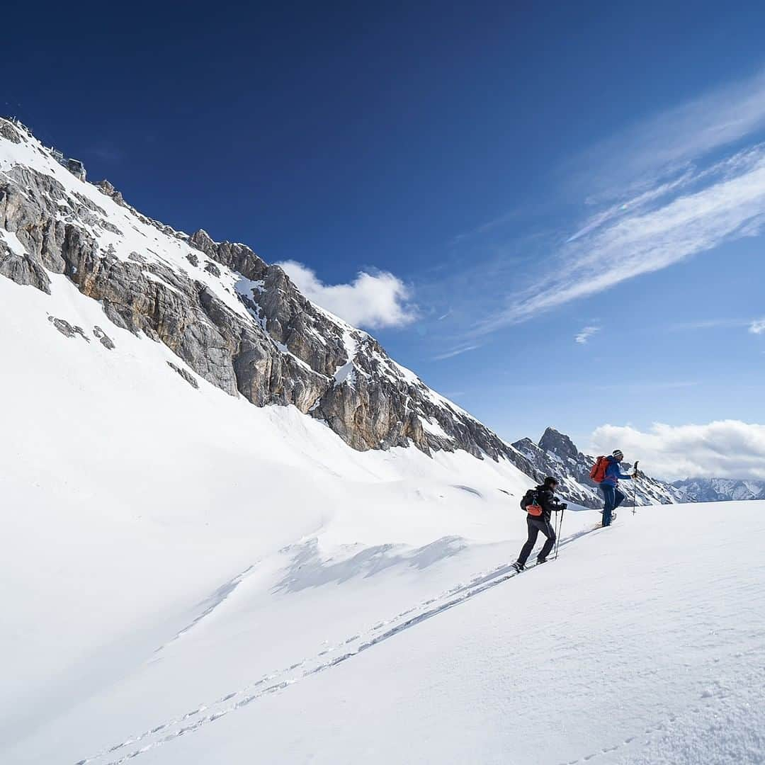 ルフトハンザさんのインスタグラム写真 - (ルフトハンザInstagram)「Sunlight, blue sky and deep, powdery snow – the conditions for our snowshoe hike in the Bavarian Alps could hardly be better.  #FindYourAdventure #Lufthansa #FlyToMunich」5月24日 21時01分 - lufthansa