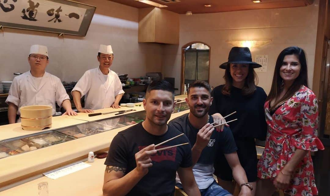 ダビド・ビジャさんのインスタグラム写真 - (ダビド・ビジャInstagram)「Sushi time en perfecta compañía!!! 🍣🥢🇯🇵 @andresga04 @jenniferexpositofdz #friendshipgoals #asturianosporelmundo #delacuenca #kobe #japan」5月24日 21時04分 - davidvilla