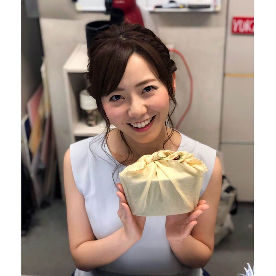 内田嶺衣奈さんのインスタグラム写真 - (内田嶺衣奈Instagram)「今日は暑かったですね☀️ 久しぶりにお弁当day☺︎ 油断するとすぐ色合いが茶色になっちゃう…！笑  24時10分〜🌼 今夜のLiveNews α も宜しくお願い致します✨  明日以降も暑くなりそうなので、 体調管理にお気をつけください！  #LiveNewsα #お弁当 #とうもろこしチヂミ🌽 #枝豆と塩昆布の炊き込みご飯」5月24日 21時05分 - reina.uchida