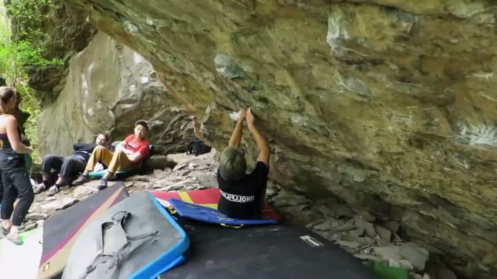 のインスタグラム：「Thank you for making video @sp.climbs  I managed a lot of problems that day!! I'm very surprised when I flashed “The Punt” V12/8a!! I found next project so excited 🔥🔥 ・・・ The Punt - V12 ⚡️flash⚡️ . Psyched to show @kaitowatanabe around our local crag and watch him make quick work of a few double digit climbs, including his flash of ‘The Punt’ - V12/8A+ here in the Niagara Glen in Ontario, Canada 🇨🇦. This line saw its first ascent by @brycev123 many years ago and I believe hasn’t seen a second ascent since? ..until @kaitowatanabe ‘s flash on Monday! Keep your 👀 peeled for the full edit coming soon 🙌 . @scarpaspa @scarpana @eyecandyworks @rollfilm_suck  @grippedmagazine @cdnclimbingnews @ontariorockclimbing @joerockheads @up_the_bloc . #traininsideclimboutside」