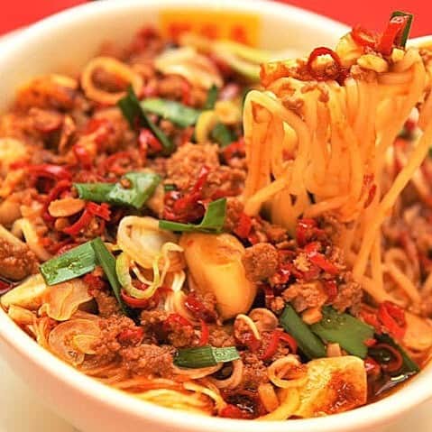 のインスタグラム：「麺の上に秘伝の台湾ミンチ、青ネギ、ニラが乗っているのが特徴の「台湾ラーメン」。口に入れるとまず旨味！そしてそのあとから唐辛子の辛さが追いかけてくる。口に運ぶたびに旨味・辛味が交互にピークを迎え、箸が止まらないほど癖になる美味しさだ。 #東京カレンダー #東カレ #tokyocalendar #神田 #郭政良味仙 #台湾ラーメン」