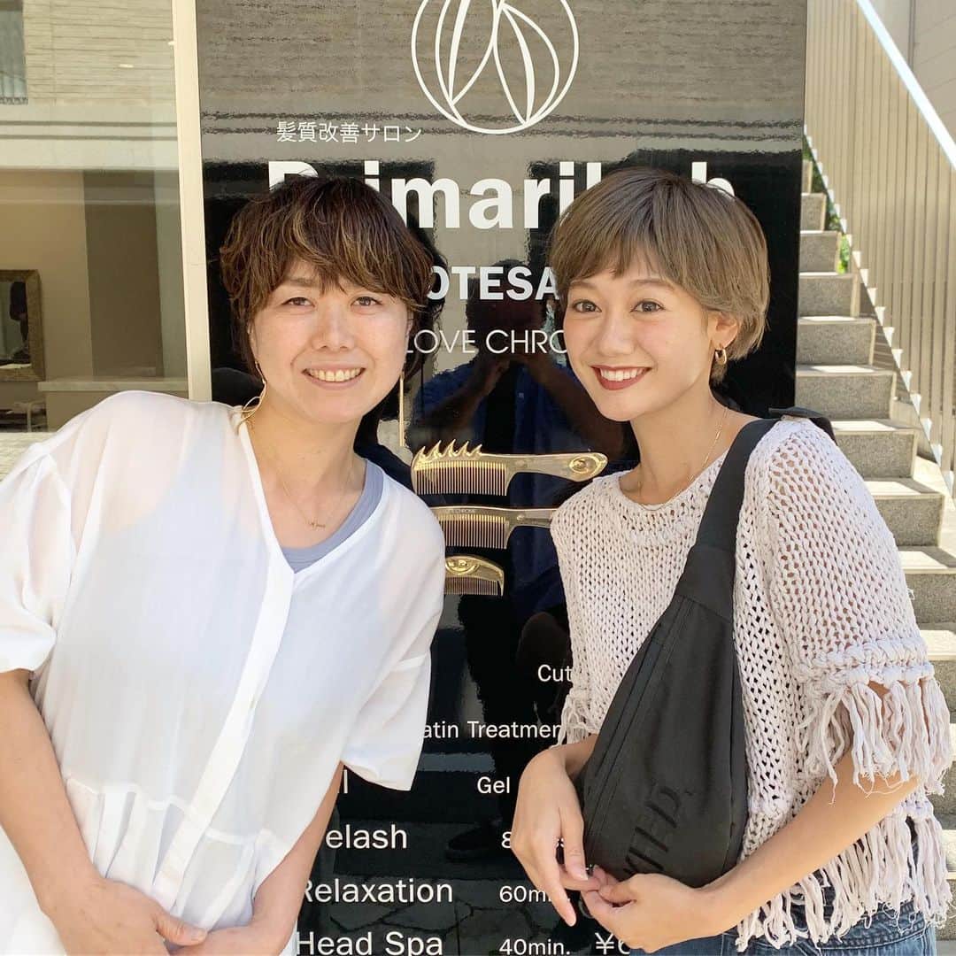 のインスタグラム：「東京に来たら必ず時間を作って会いに行く美容鍼の先生。 @kiriko5  旦那もお世話になっていて照屋家を支えてくれている方です。 脈診から始まりその時の身体の状態、体調に合わせて打つ場所も変えてくれて、マッサージや、ツボ刺激までしてくれるのです。(脈診できる人人生で2人目なのだけど、本当に経験と、知識の賜物だなと) 紹介していただいて出会ってまだ半年だけど私の身体をずっとみてほしい人にやっと出会えた！という感じです。 顔も身体もスッキリ！ 美容鍼は自律神経の乱れにも効くのだとか！毎度晴れやかな気持ちになるわけだ😌✨ 出会えたことに感謝🥰🙏 ストーリーに顔と頭鍼だらけの写真のせました😂  そして髪の毛は昨夜 安定の @norimasasawa 佐脇さんショートにしてもらいました🤝☺️ とってもステキな人たちに支えてもらって年を重ねられるって嬉しい😊✨ #30代 #美活 #美容鍼 #ショートヘア #ヘアスタイル」